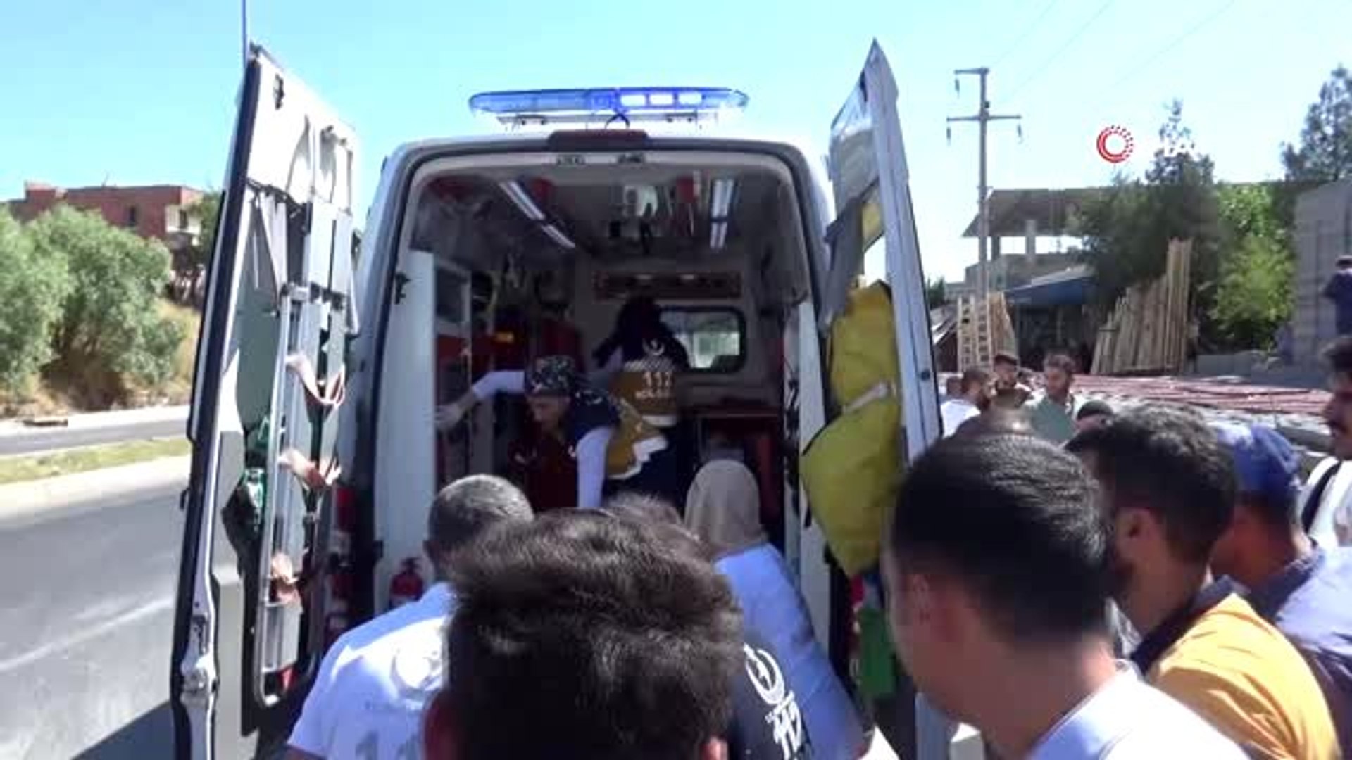 ⁣Diyarbakır'da makas atan otomobil yol kenarındaki taşlara çarptı: Baba öldü, oğlu yaralı