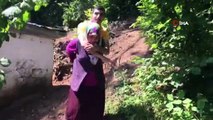 Yolu olmayan evine engelli oğlunu sırtında taşıyarak gidiyor