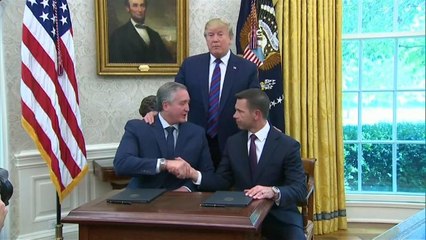 Trump firma con Guatemala un acuerdo de control de la inmigración