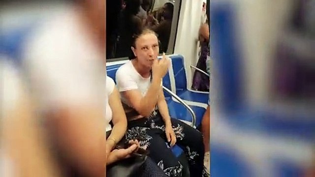 Unas carteristas insultando y enseñando las tetas en el metro de Barcelona