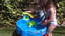 Disney encontrando Dory filme - brincando na água com brinquedos disney