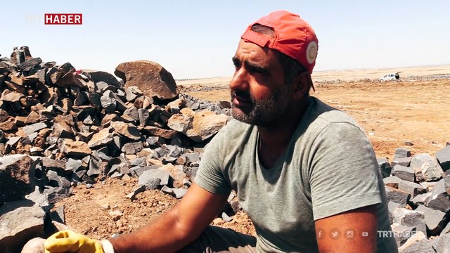 Taş işçileri kavurucu sıcaklarda güneşin altında çalışıyor