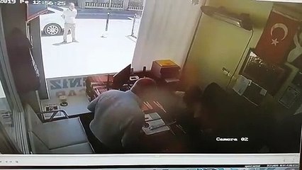 CHP'li başkan korumasıyla iş yeri bastı