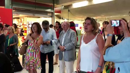 Avignon : ils lui souhaitent ses 50 ans à la gare TGV avec une flashmob