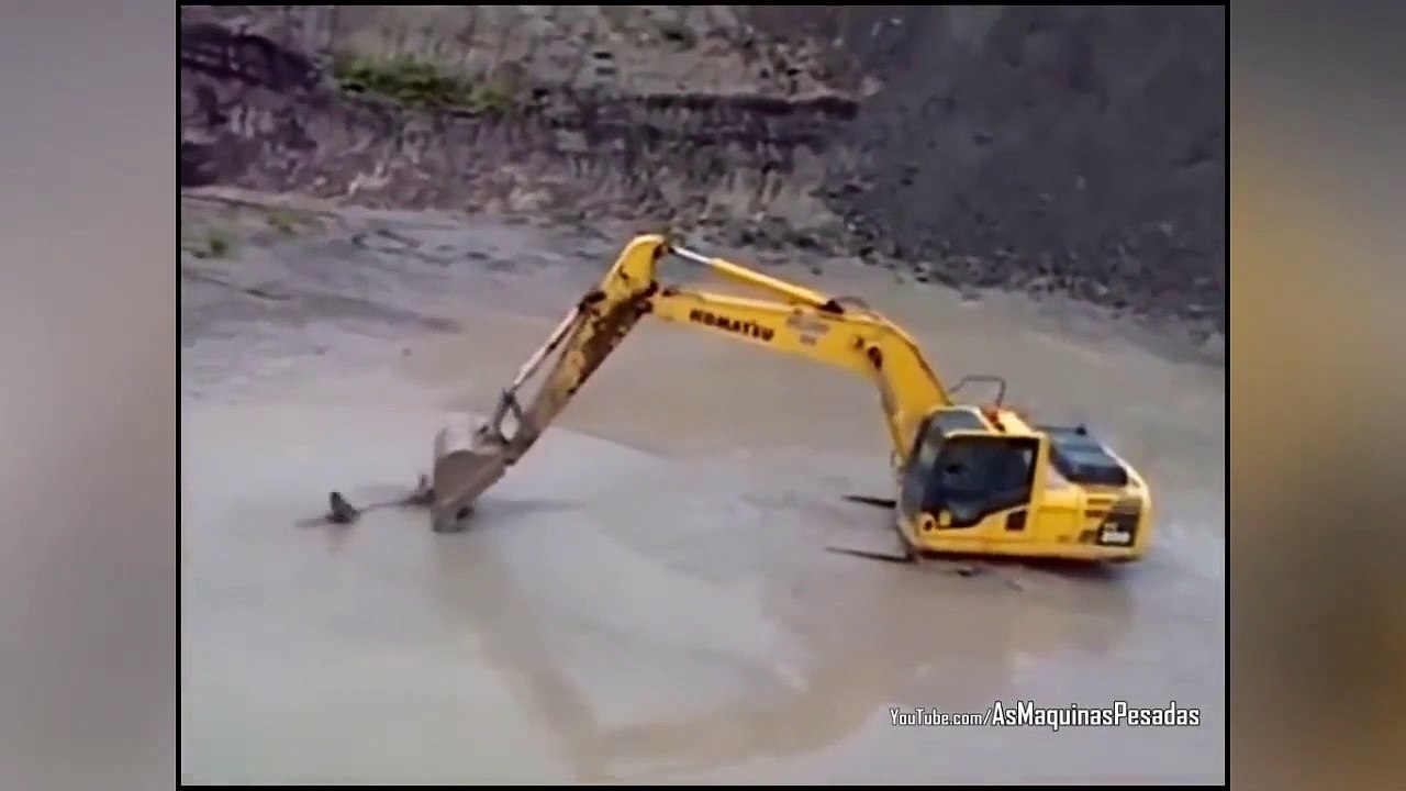 Un conducteur de  pelleteuse chasse des crocodiles avec son engin