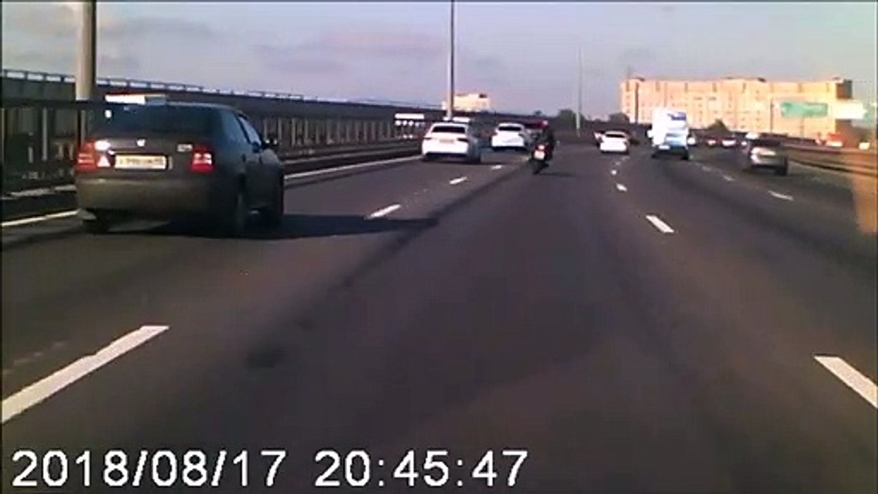 Un automobiliste a un très bon reflexe face à la chute d'un motard