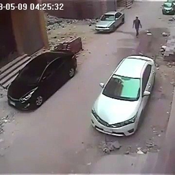 Le voleur le plus débile de l'année se rate en essayant de casser une vitre de voiture