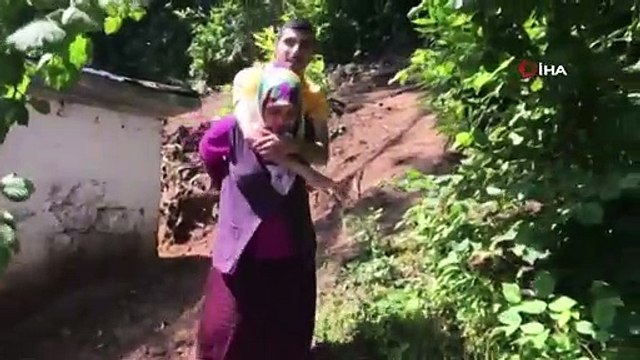 Cefakar Anne Engelli Oğlunu Sırtında Taşıyor