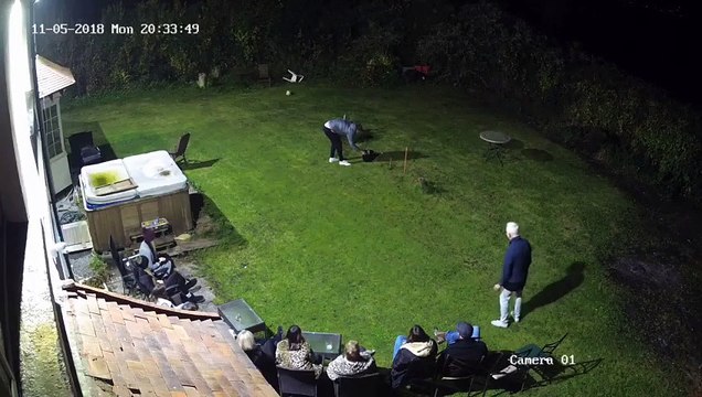 Feu d'artifice : il vise la maison et tout le monde panique !