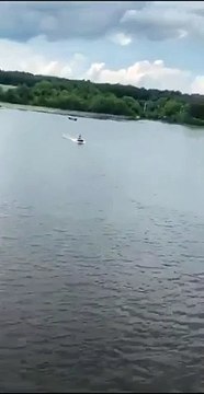 Livraison de 20 pizzas... en Jet Ski !