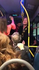 Grosse ambiance dans le bus : tout le monde chante à Liverpool
