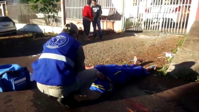 Homem é socorrido pelos bombeiros no Bairro Periolo