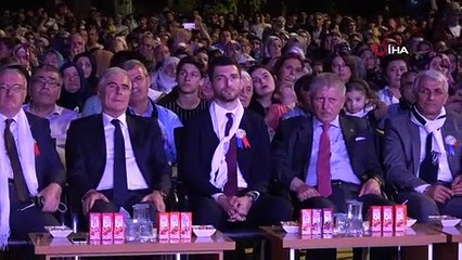TANRIYAR SAHNEYE ERBAA BAĞ YAPRAĞINDAN TAÇ İLE ÇIKTI