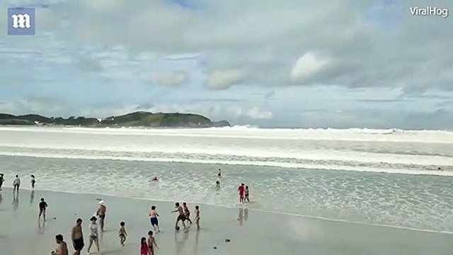 Tourists shocked by a rogue wave in Rio de Janeiro