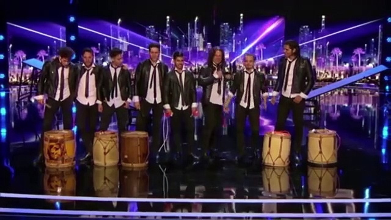 Un gruppo di uomini sale sul palco. Quello che fanno è incredibile