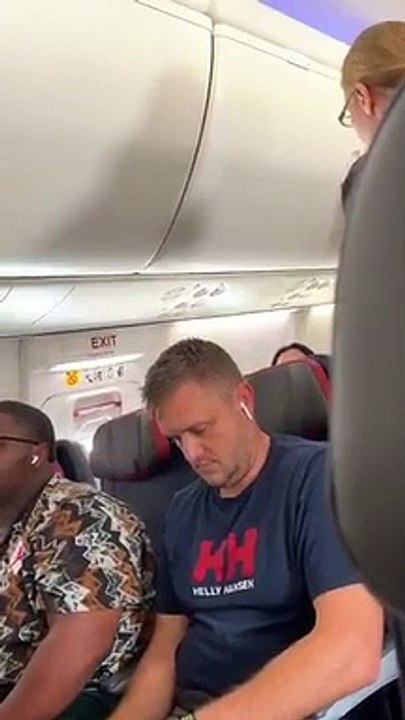 La vidéo d'une femme  hystérique qui frappe son mari "car il regarde d'autres femmes" à bord d'un vol American Airlines