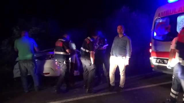 Bursa'da otomobille hafif ticari araç çarpıştı: 1 ölü, 2 yaralı