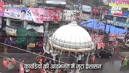 कांवड़ियों के पैर दबाते दिखे शामली के पुलिस अधीक्षक