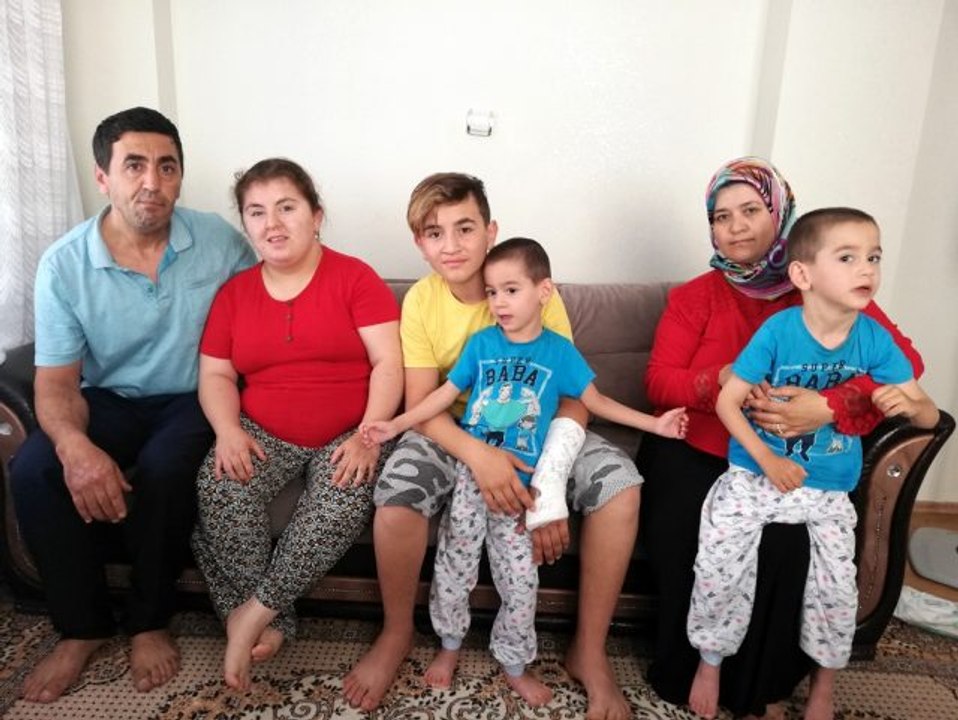 Serebnal Palsi hastası ikizler, Hindistan'daki tedavi için yardım eli bekliyor