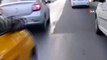 Virajı alamayan motosikletli gencin refüje çarparak sürüklendiği kaza kamerada