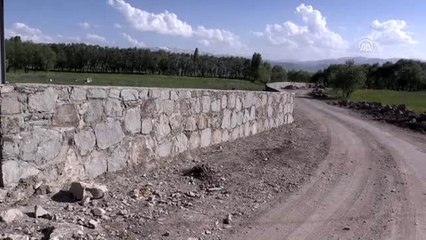 Kavurucu sıcakta ekmeklerini taştan çıkartıyorlar