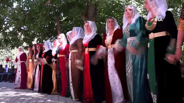 Böyle adet görülmedi...Damadın erkek kardeşini yumurta yağmuruna tuttular