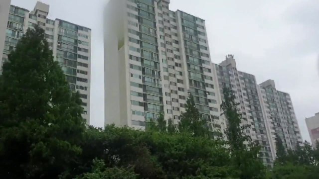 부천 아파트 2천여 세대 정전...8명 구조 / YTN