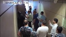 شاهد: اقتحام الشرطة الروسية لمقر قناة على الانترنت واعتقال أحد أبرز المعارضين