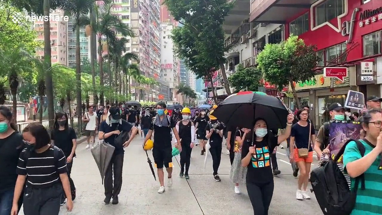 Hong Kong protesters erect barricades in Causeway Bay