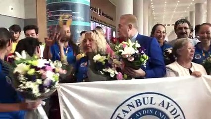 Şampiyon tenisçiler yurda döndü - İSTANBUL