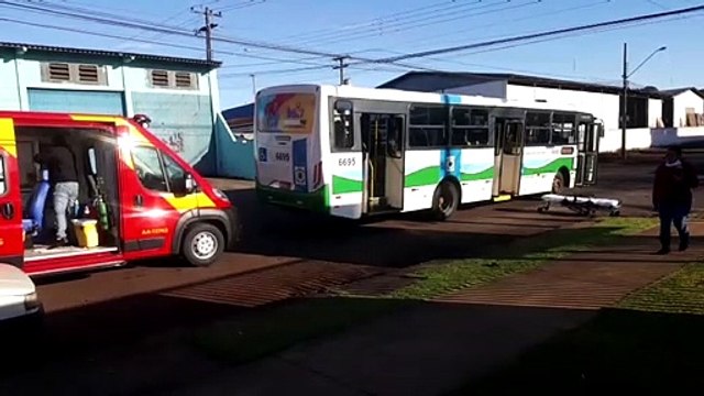 Duas pessoas ficam feridas após caírem dentro de ônibus coletivo
