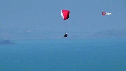 Balıkçı tekneleri göl üzerinde yarıştı