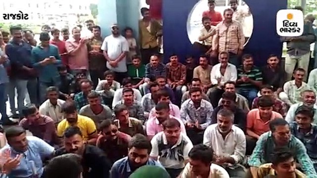 નર્મદાના વાલ્વ ભંગાણમાં ખોટી ધરપકડ કરી હોવાના આક્ષેપ સાથે કરણીસેનાએ પોલીસ સ્ટેશનમાં રામધૂન બોલાવી