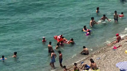 Antalya'da sahillerde yoğunluk