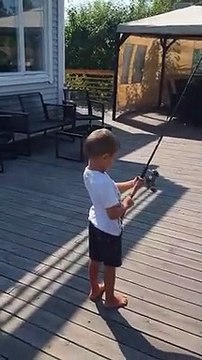 Il fait voler un cerf-volant avec une canne à pêche !