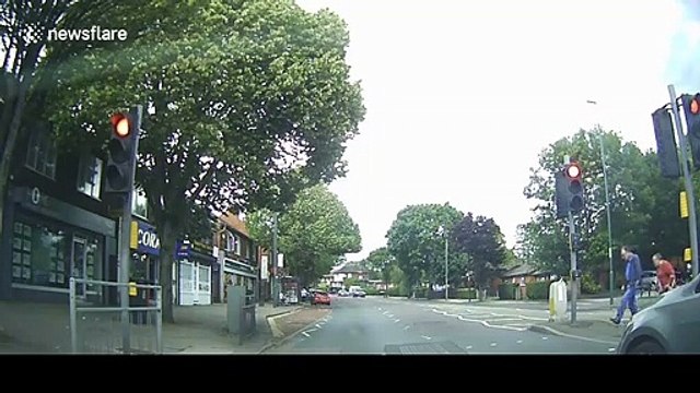 Ces ados aident des personnes âgées à traverser la route en se mettant en travers !