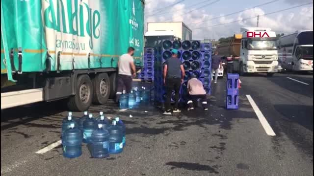 İSTANBUL-HASDAL-KEMERBURGAZ YOLU'NDA TIR'DAN YOLA SAÇILAN DAMACANALAR KAZAYA NEDEN OLDU