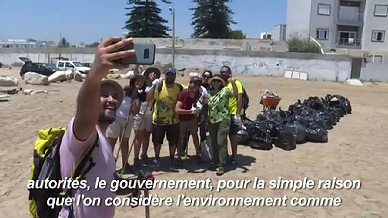 Sur les plages de Tunisie, des citoyens en guerre contre les déchets