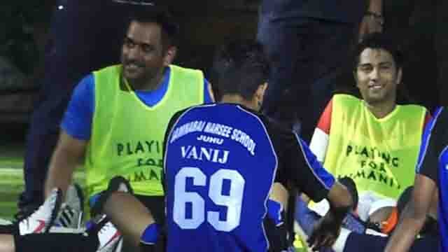 MS Dhoni, Arjun Kapoor, Ranbir Kapoor and others Playing Football, Watch Video | वनइंडिया हिंदी