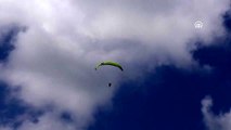 Yamaç paraşütü yapan İsviçreli turistin yarışma şaşkınlığı