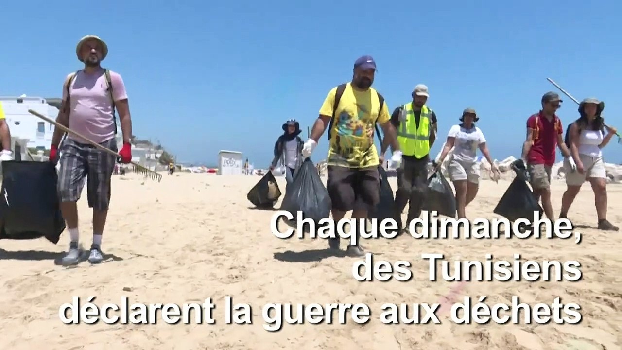 Sur les plages de Tunisie, des citoyens en guerre contre les déchets
