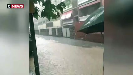 Download Video: Espagne : les rues de Barcelone inondées par des pluies torrentielles