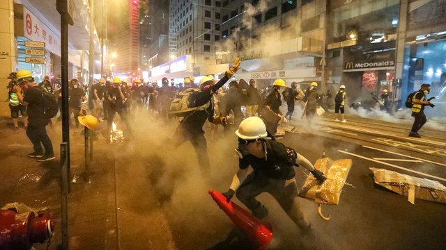 Chaotic scenes as Hong Kong protesters and police clash in the central business district for a second straight Sunday
