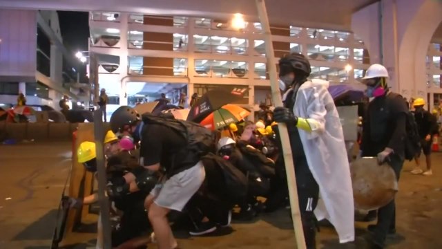 홍콩, 8주째 주말 시위...최루탄·고무탄 쏘며 진압 / YTN