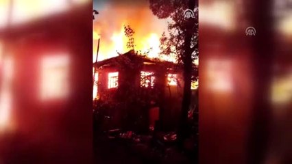 2 katlı ahşap binada yangın çıktı