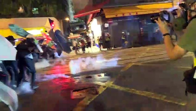 Gases, balas de goma y piedras marcaron otra jornada de protestas en Hong Kong