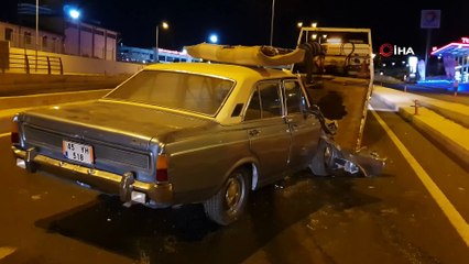 Odun yüklü kamyona çarpan otomobil hurdaya döndü