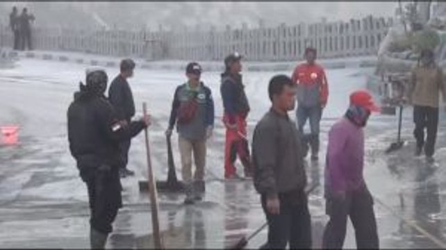 Petugas Gabungan Bersihkan Abu Vulkanis Gunung Tangkuban Parahu