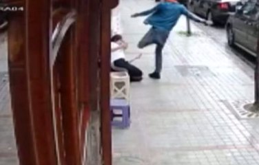 Sokak ortasında kadın tekmeleyen kim çıktı