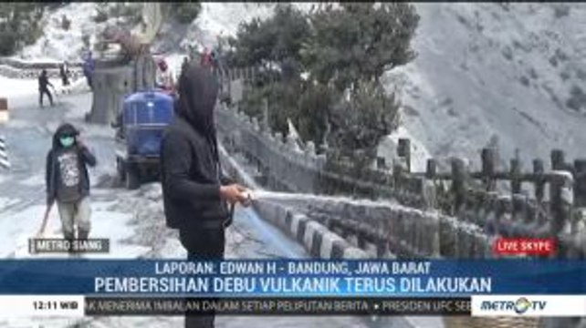 Pembersihan Abu Vulkanis di TWA Tangkuban Parahu Terus Dilakukan